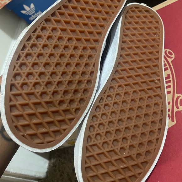 Vans - Picture 3 of 4